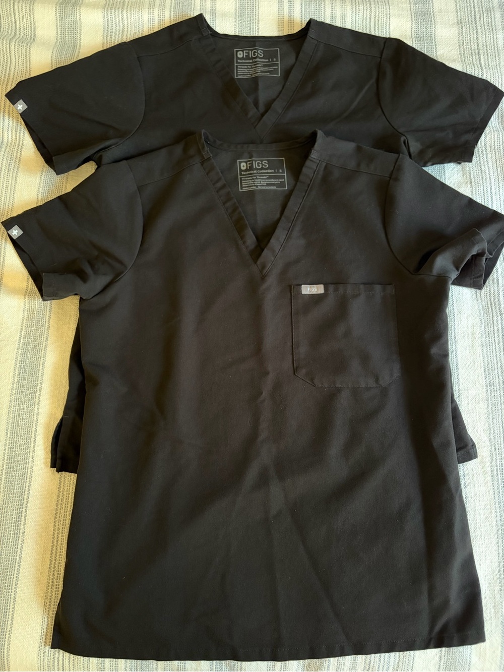 2 Figs Women’s V-Neck Short Sleeve Scrub Tops - Black